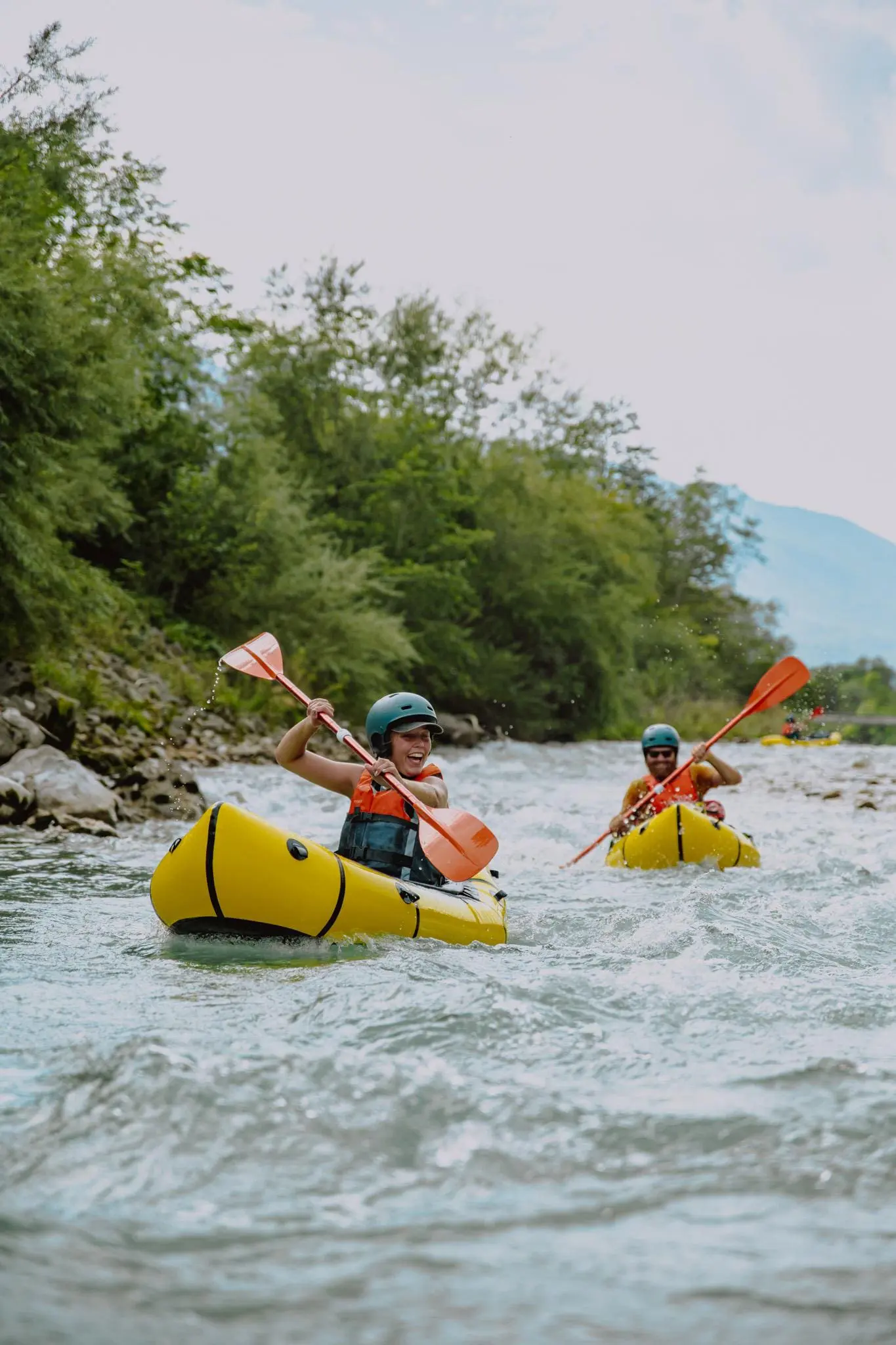 homme et femme packraft rivière